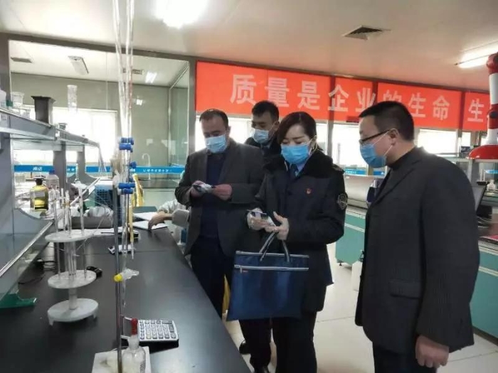 图为喀什地区市场监管局执法人员正在检查一家食品生产企业。（赵雅琴 摄）