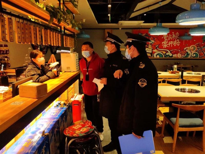 疫情防控期间，朝阳区奥运村食品药品监管所在一家餐饮单位检查。（朝阳区市场监管局供图）
