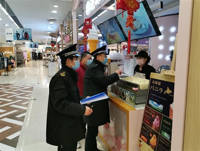 疫情防控期间，朝阳区奥运村食品药品监管所在一家餐饮单位检查。（朝阳区市场监管局供图）2