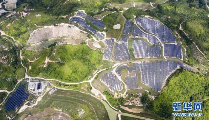这是位于江西省寻乌县文峰乡上甲村附近的生态修复区。从前这里是大面积的废弃稀土矿山，目前除了恢复植被外，还成为了当地的光伏产业基地（7月19日摄，无人机照片）。  新华社记者 彭昭之 摄