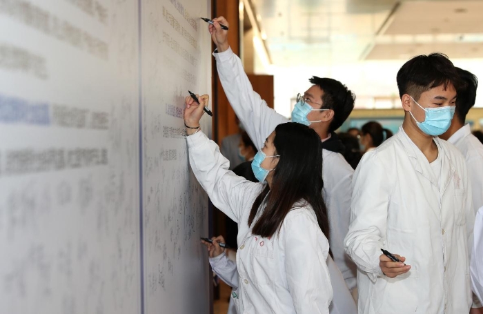 2020年“全国安全用药月”陕西启动仪式现场,医疗机构工作人员在承诺墙上签字(赵光 摄) 2020年“全国安全用药月”陕西启动仪式现场,医疗机构工作人员在承诺墙上签字(赵光 摄)