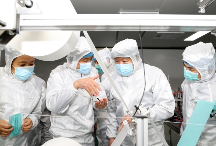 督导组一行在西安比亚迪电子有限公司检查医用口罩生产情况