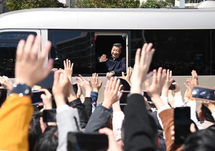 3月22日至25日,中共中央总书记、国家主席、中央军委主席习近平在福建考察。这是25日上午,习近平在福州闽江学院考察时,向师生们挥手致意。新华社记者 燕雁 摄 3月22日至25日,中共中央总书记、国家主席、中央军委主席习近平在福建考察。这是25日上午,习近平在福州闽江学院考察时,向师生们挥手致意。新华社记者 燕雁 摄