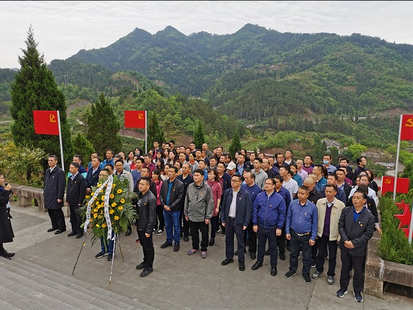 图为向青杠坡红军烈士纪念碑敬献花篮。