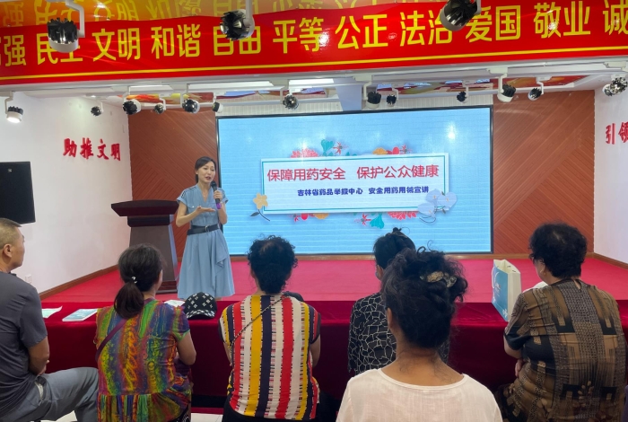 吉林省药品举报中心副主任于加倪讲解用药用械安全知识和举报常识。（叶阳欢 摄）