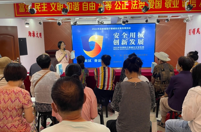 图为吉林省医疗器械监管处处长李毅进行正确选购口罩科普。（叶阳欢）