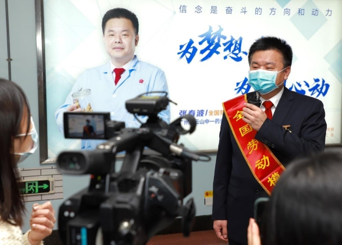 全国劳动模范张春波接受采访