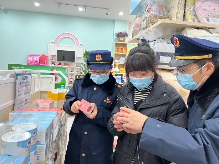 图为执法人员在一家母婴用品专卖店检查。