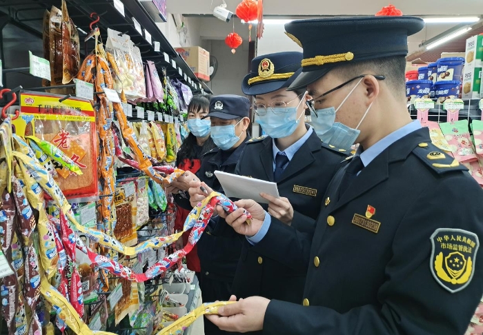 图为执法人员正在一偏远乡镇小学周边商店检查小食品。