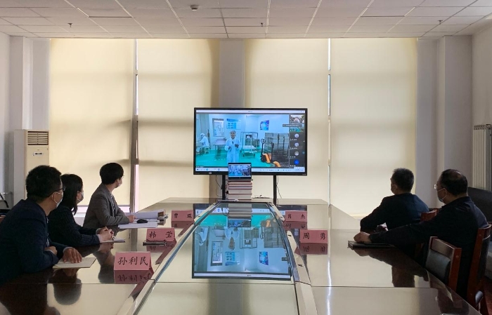 图为山东省食品药品审评查验中心通过视频会议了解企业生产车间情况。齐桂榕 摄 图为山东省食品药品审评查验中心通过视频会议了解企业生产车间情况。齐桂榕 摄
