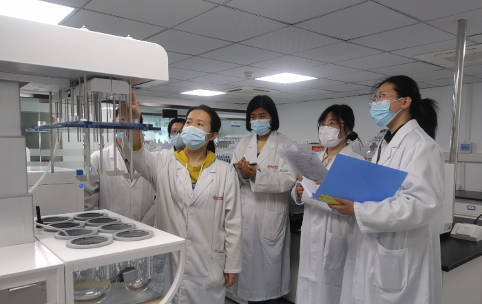 图为第三分局执法人员在一家疫情防控用药品生产企业检查药品在产情况。