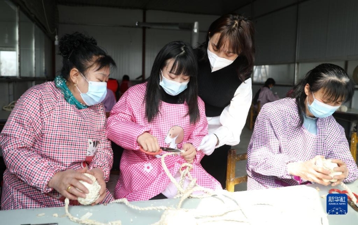 在辽宁省鞍山市台安县高力房镇乔坨村，妇女在当地脱贫产业项目支持的工艺品厂里工作（2021年3月4日摄）。新华社记者 蔡湘鑫 摄