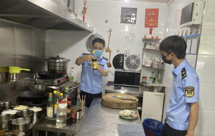 图为该局执法人员在一家餐饮店后厨检查食品安全。 图为该局执法人员在一家餐饮店后厨检查食品安全。
