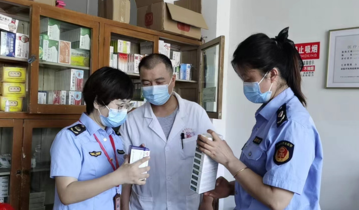 图为8月15日，该局监管人员对抚州高新区上张卫生所长岭卫生室进行药品质量安全检查。