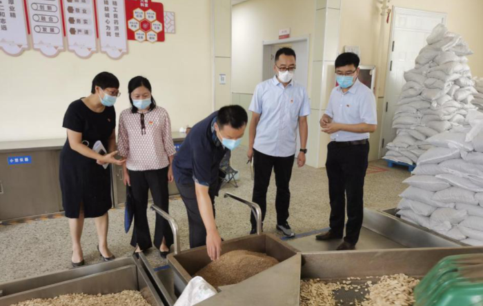 图为共建活动中各支部党员在山东省中医药大学附属医院参观学习。