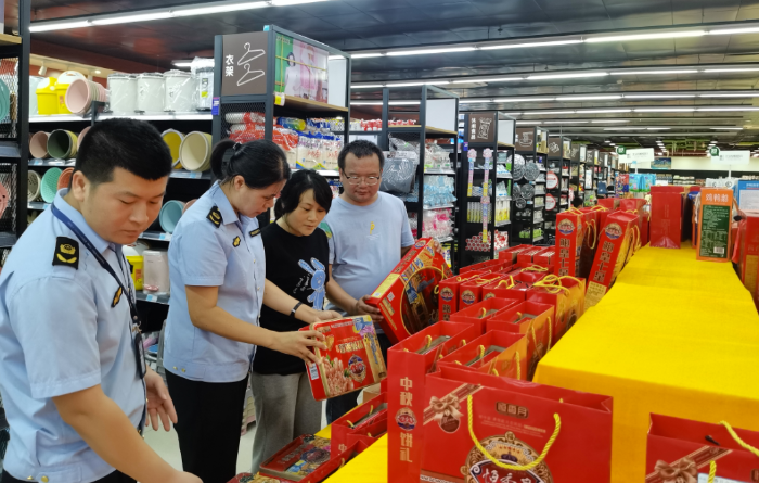 图为执法人员在溶江弘盛繁荣购物广场检查月饼质量情况。