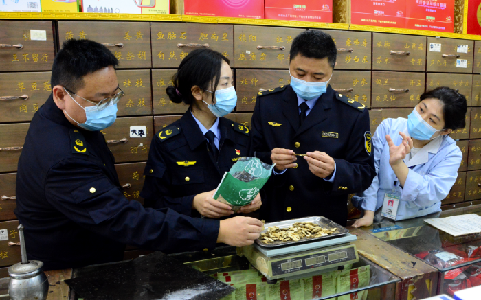 图为该局珍溪镇市场监管所执法人员在一家药店检查中药饮片质量。