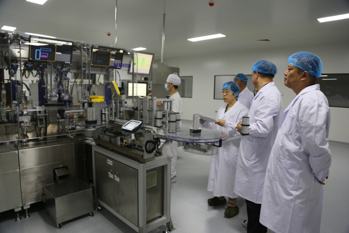 图2为执法人员检查指导企业生产运行情况。(叶阳欢摄) 图2为执法人员检查指导企业生产运行情况。(叶阳欢摄)