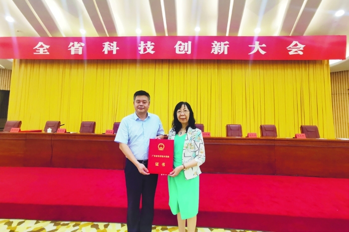 图为“罗氏妇科补肾安胎法的研究与推广应用”项目荣获 2020 年度广东省科学技术奖科技进步奖一等奖，张春波（左）与罗颂平教授（右）在领奖现场合影。