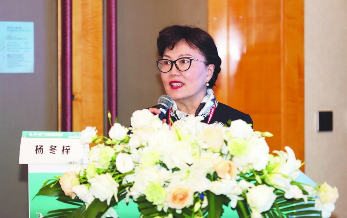 图为中山大学孙逸仙纪念医院杨冬梓教授在一次学术会议上介绍滋肾育胎丸临床研究情况。（图片由白云山中一药业提供）