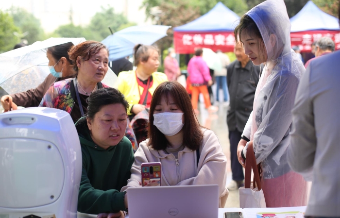 图为工作人员现场对大家进行皮肤测试，并就存在的问题进行解读和分析，提出改善建议。（陕西省药监局供图）