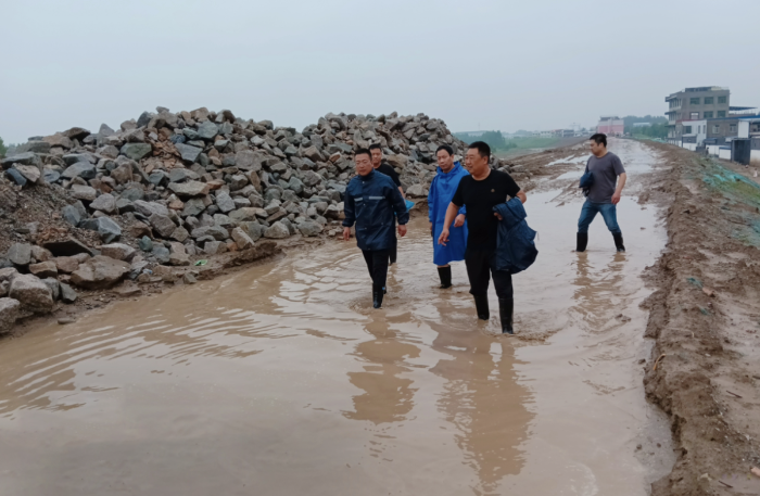 7月31日，河北省保定市市场监管局白沟新城分局工作人员冒雨巡查重点路段，发现隐患及时组织抢险。拍摄者：吕晓璇