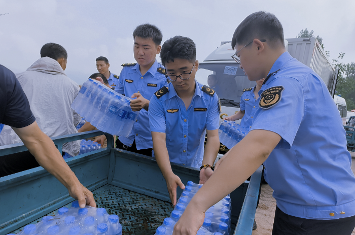 8月2日，河北省保定市涞源县市场监管局工作人员下沉到村，为村民提供饮用水等必需物资。拍摄者：王薇薇