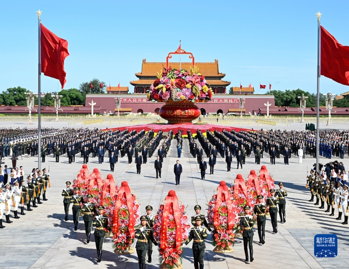 9月30日上午，党和国家领导人习近平、李强、赵乐际、王沪宁、蔡奇、丁薛祥、李希、韩正等来到北京天安门广场，出席烈士纪念日向人民英雄敬献花篮仪式。新华社记者 申宏 摄