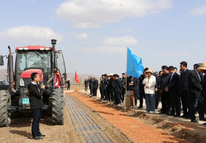 图为参训人员在首阳镇中药材种植基地现场聆听专家讲解中药材追溯相关知识