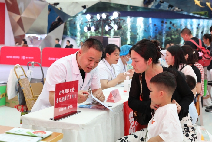 6月1日，重庆市沙坪坝区土主街道文广社区，沙坪坝区政协委员杨俊杰（左一）群众义诊。