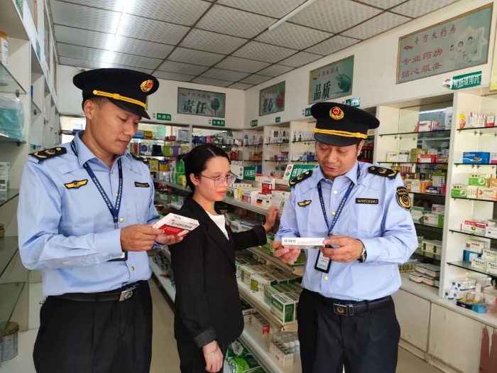 图为6月5日，该局执法人员在一家药品零售企业检查药品质量。（鄢国卿 摄）