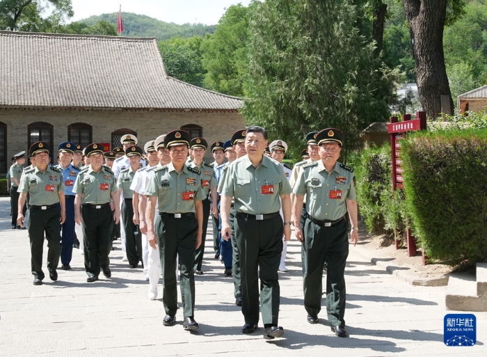 6月17日至19日，中央军委政治工作会议在陕西延安召开。中共中央总书记、国家主席、中央军委主席习近平出席会议并发表重要讲话。这是17日下午，习近平带领军委一班人和各部门各单位主要负责同志瞻仰王家坪革命旧址。新华社记者 李刚 摄