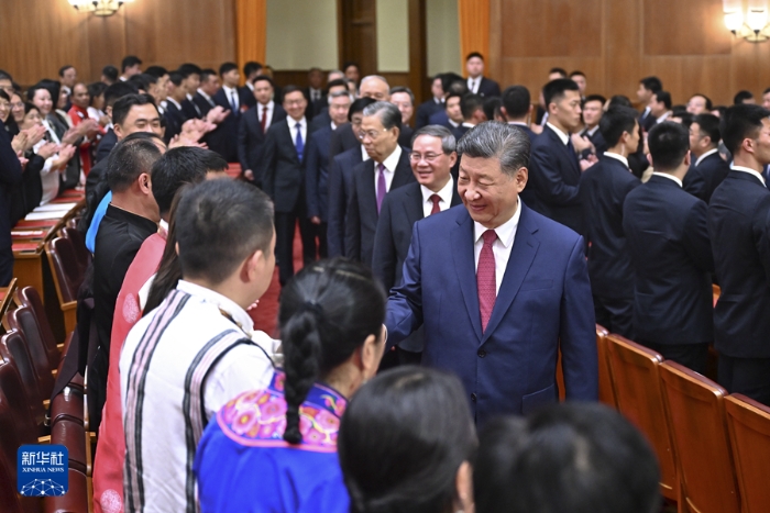 9月29日晚，庆祝中华人民共和国成立75周年音乐会在京举行。习近平、李强、赵乐际、王沪宁、蔡奇、丁薛祥、李希、韩正等党和国家领导人，同3000多名观众一起观看演出。新华社记者 燕雁 摄