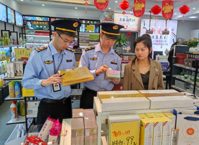 图为10月21日，该局执法人员在一家化妆品专卖店检查产品质量。（通讯员鄢国卿 摄）