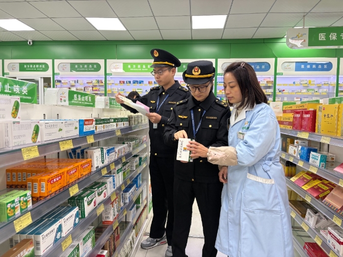 图为该局执法人员在一家药店对其经销的冬季药品进行检查。（李瑶 孙建新 摄）