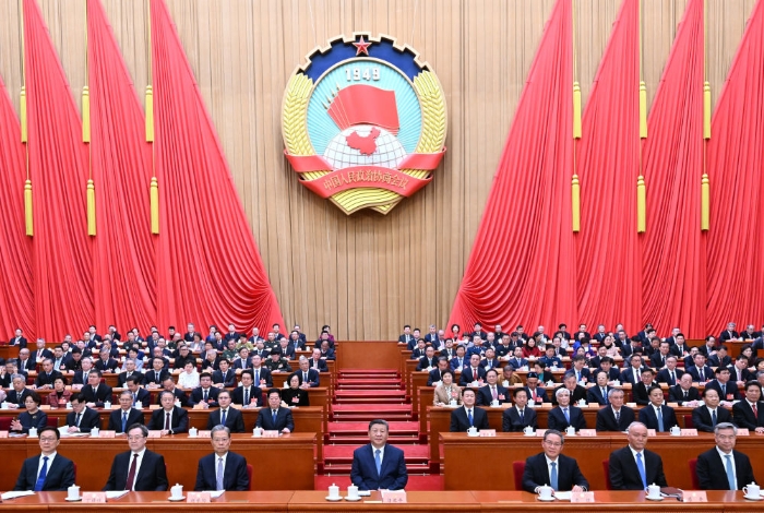 3月4日下午，中国人民政治协商会议第十四届全国委员会第三次会议在北京人民大会堂开幕。这是习近平、李强、赵乐际、蔡奇、丁薛祥、李希、韩正在主席台就座。新华社记者 谢环驰 摄