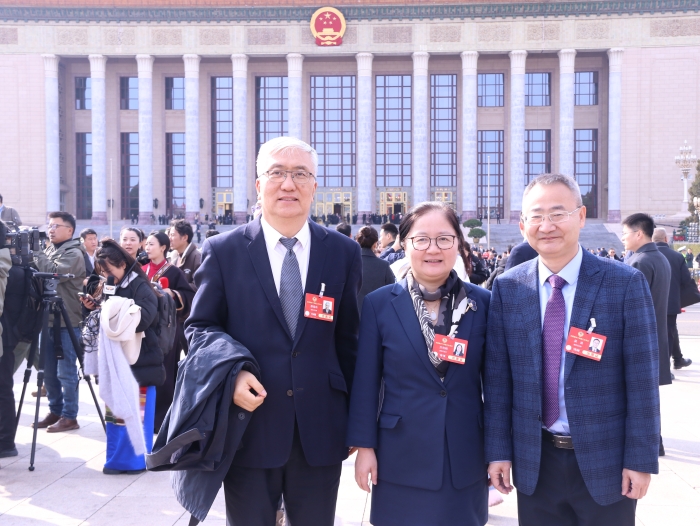 3月4日下午，全国政协十四届三次会议在北京人民大会堂开幕。图为全国政协医卫界部分委员即将步入会场。（记者郭婷 摄）