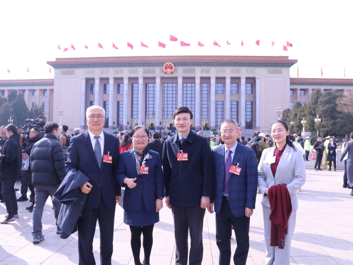 3月4日下午，全国政协十四届三次会议在北京人民大会堂开幕。图为全国政协医卫界部分委员即将步入会场。（记者郭婷 摄）