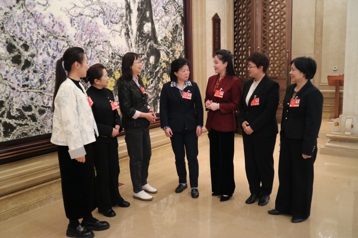 3月7日上午，十四届全国人大三次会议北京市代表团举行代表小组会议，审查计划报告和草案、预算报告和草案。图为 会议间隙，北京市代表团部分女代表在围绕卫生健康话题热烈讨论。本报记者蒋红瑜 摄