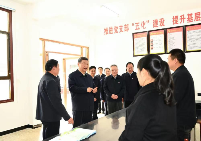 2024年3月19日，习近平总书记在湖南常德市鼎城区谢家铺镇港中坪村党群服务中心了解当地为基层减负、提升基层治理效能等情况。
