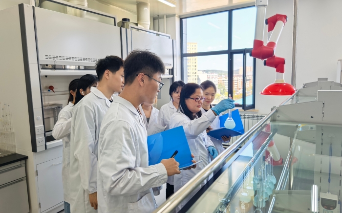 图为吉林市食品药品检验所邀请高校学子沉浸式探访实验室