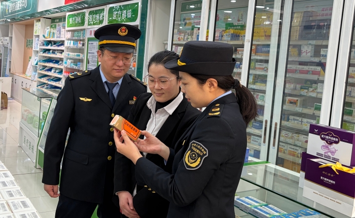 图为2月4日,该局执法人员在一家连锁超市检查药品陈列情况。(王悦 摄) 图为2月4日,该局执法人员在一家连锁超市检查药品陈列情况。(王悦 摄)