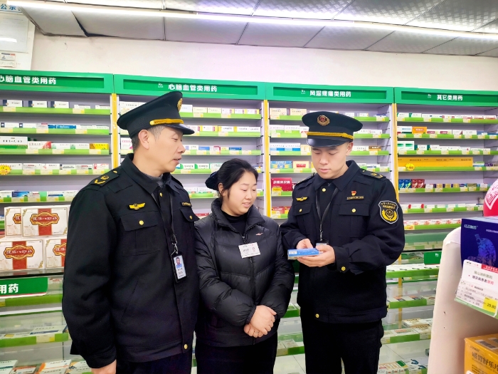 图为2月4日,执法人员在一家药店通过标签标识核查药品质量 图为2月4日,执法人员在一家药店通过标签标识核查药品质量
