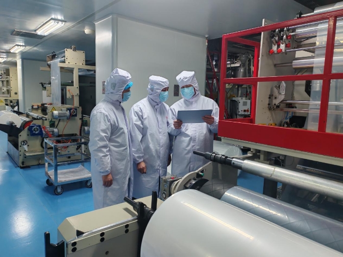 图为第三分局执法人员在一家药包材生产企业车间现场检查。(许馨宁 摄) 图为第三分局执法人员在一家药包材生产企业车间现场检查。(许馨宁 摄)