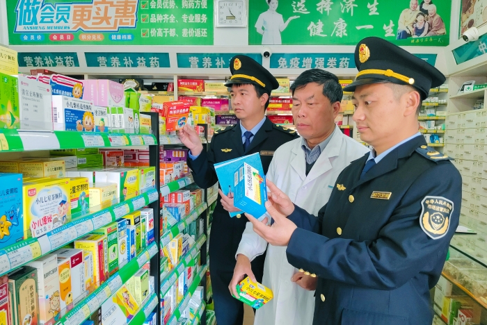 图为执法人员在疫苗接种单位进行检查。 图为执法人员在疫苗接种单位进行检查。