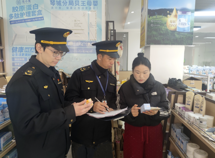 图为执法人员在一家母婴用品店检查幼儿护肤品注册备案情况。(鄢国卿 摄) 图为执法人员在一家母婴用品店检查幼儿护肤品注册备案情况。(鄢国卿 摄)