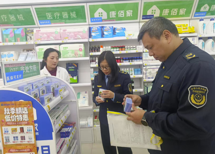 图为该局执法人员在一家药店检查药品质量。 图为该局执法人员在一家药店检查药品质量。