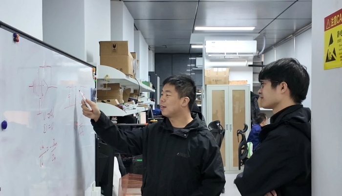 图为芯智达的研发人员在讨论。 图为芯智达的研发人员在讨论。