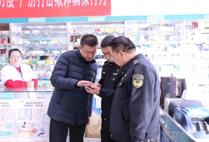 图为监管人员在仁康药店内扫描药品追溯码后仔细查看生产流通记录。 图为监管人员在仁康药店内扫描药品追溯码后仔细查看生产流通记录。