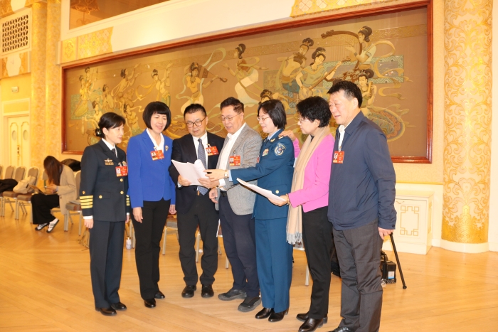 3月5日下午，全国政协十四届四次会议举行小组会议，审议政协常委会工作报告和提案工作情况的报告。图为全国政协医卫界部分委员在小组会议上讨论报告。（记者李易真 摄）